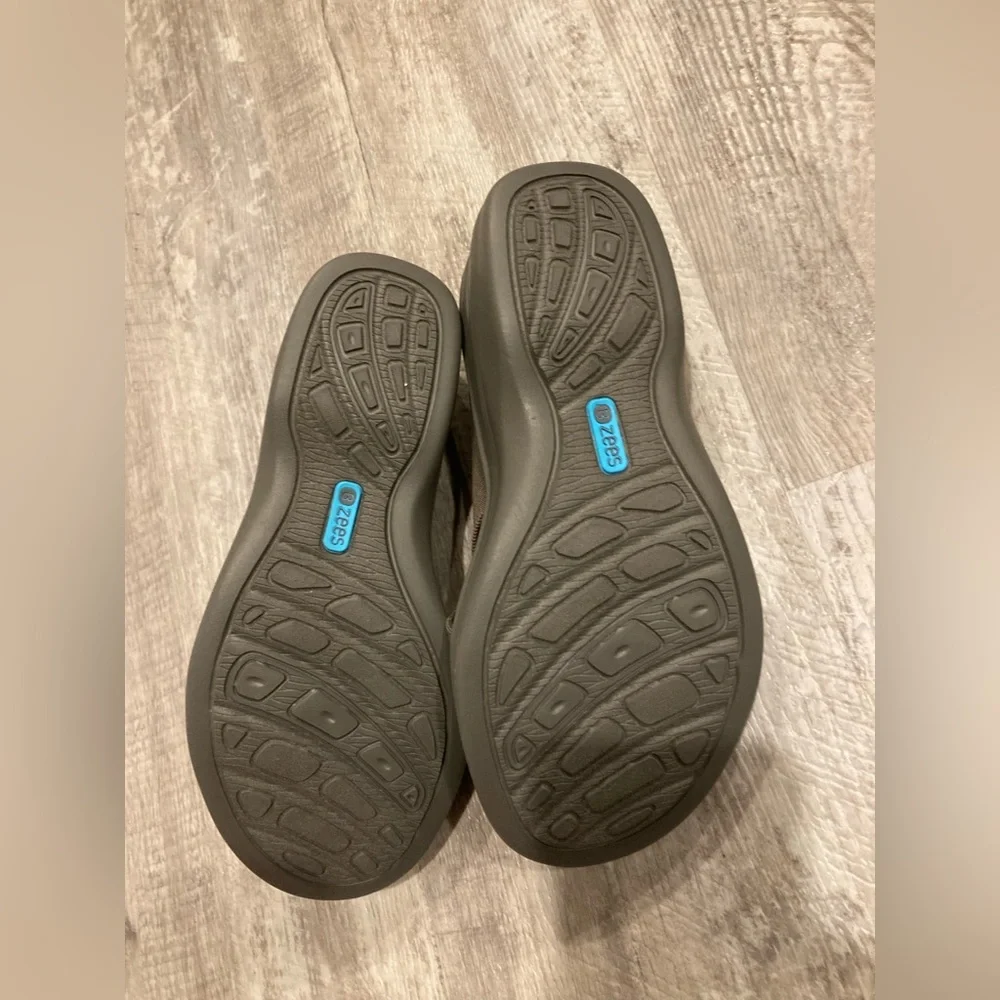 Bzees Desire slide on sandal New never worn - Picture 2 of 3